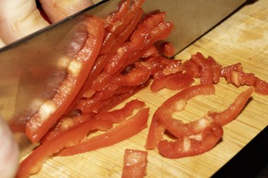 Chili Kırmızı Biber Baharatının Kapanışı Bir Bıçakla İnce Kesiliyor