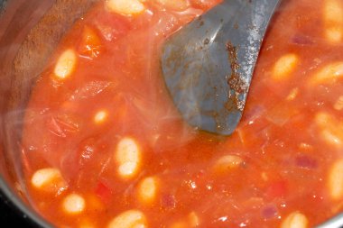 Ev Yapımı Domates Pişirilmiş Fasulyeler Buhar ve Kaşıkla Tavada Pişiyor