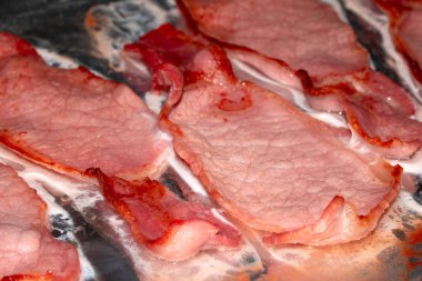 Teneke folyoda ızgara pastırma dilimlerinin yakın çekimi