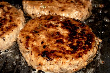 Kızarmış Burger Biftek Tavada Yağlı Pişirme