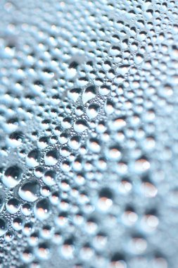 Yoğunlaştırılmış Su Sıvısı Baloncuklarının Kapanışı ve Yağmur Soyut Arkaplanından Cama Damlalar