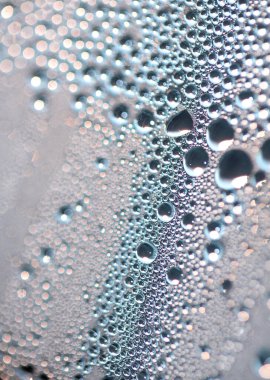 Yoğunlaştırılmış Su Sıvısı Baloncuklarının Kapanışı ve Yağmur Soyut Arkaplanından Cama Damlalar