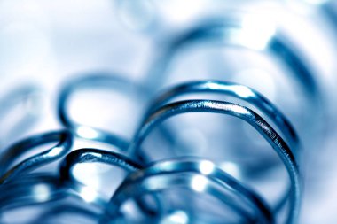 Metal Bobin Bahar Sarmalı 'nın Soyut Kapanışı Sanayi Mavi Arkaplan