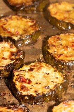 Fırında kızartılmış baharatlı patlıcan kabı, tuzlu ve otlu fırında yakın pişmiş.