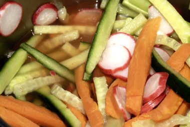 Dilimlenmiş Sebzelerin Kapağı Havuç Turpu ve Salatalık Turşusu