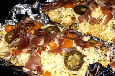 Jambonlu Peynirli Jalapeno ve Biberli Pişirilmeden önce Nachos