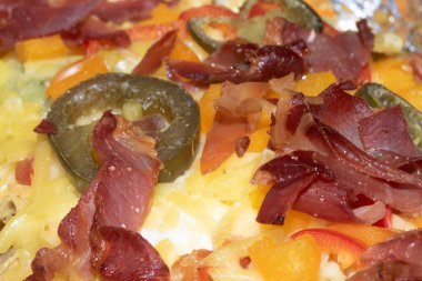 Doldurulmuş Nachos Yakın plan Eritilmiş Peynirli Jalapenos ve Biberli Pizza Tarzı