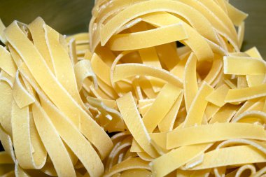 Çiğ tagliatelle kurdele makarna şekillerini kapatın.