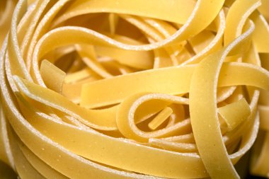 Çiğ tagliatelle kurdele makarna şekillerini kapatın.