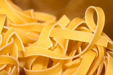 Çiğ tagliatelle kurdele makarna şekillerini kapatın.