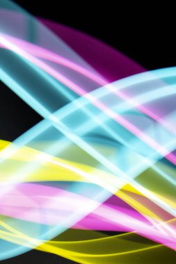 Siyah Arkaplanda Neon Gökkuşağı Işığı Soyut Çizgiler Girdap ve Dalgalar