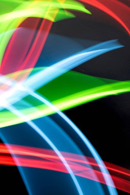 Siyah Arkaplanda Neon Gökkuşağı Işığı Soyut Çizgiler Girdap ve Dalgalar