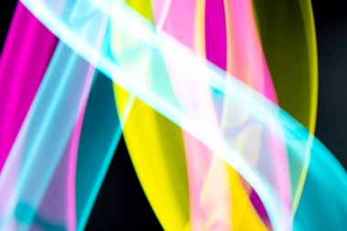 Siyah Arkaplanda Neon Gökkuşağı Işığı Soyut Çizgiler Girdap ve Dalgalar