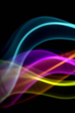Siyah Arkaplanda Neon Gökkuşağı Işığı Soyut Çizgiler Girdap ve Dalgalar