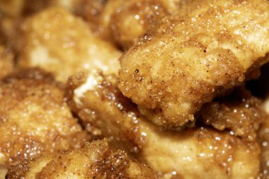 Baharatlı Vuruculu Kızarmış Tavuk Parçaları Yakından