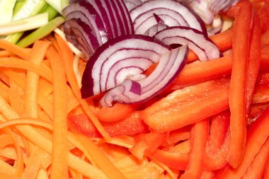 Kırmızı soğan, havuç, bahar ve kabak dilimli salata kasesini kapat.