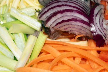 Kırmızı soğan, havuç, bahar ve kabak dilimli salata kasesini kapat.