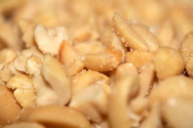 Ahşap tahtada kesilmiş kavrulmuş fıstık yakın çekim