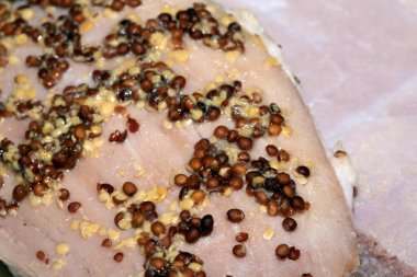 Pişmiş Gammon Jambonu Üzerine Hardal Tohumu Soyunma