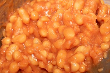 Makro ateşte pişirilen domatesli fasulyeyi yakın çekim