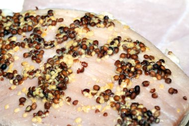 Pişmiş Gammon Jambonu Üzerine Hardal Tohumu Soyunma
