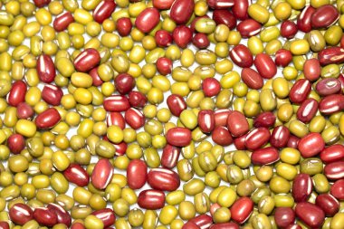 Beyaz Arkaplanda Kurutulmuş Fasulye ve Darbelerin Yakın Çekimi