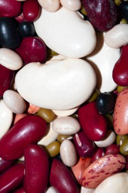 Beyaz Arkaplanda Kurutulmuş Fasulye ve Darbelerin Yakın Çekimi