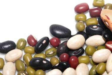 Beyaz Arkaplanda Kurutulmuş Fasulye ve Darbelerin Yakın Çekimi
