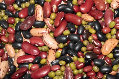 Beyaz Arkaplanda Kurutulmuş Fasulye ve Darbelerin Yakın Çekimi