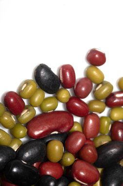 Beyaz Arkaplanda Kurutulmuş Fasulye ve Darbelerin Yakın Çekimi