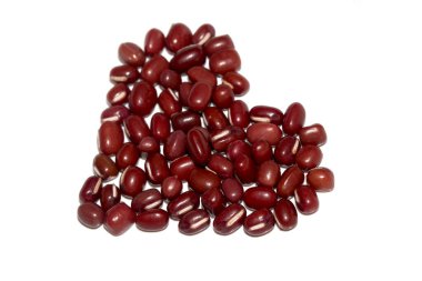 Kurutulmuş Fasulyenin Kapanışı Kırmızı Adzuki Mung Beyaz Arkaplanda Bir Kalp Şeklinde