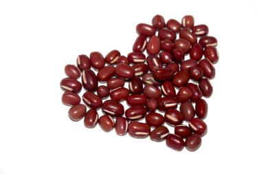 Kurutulmuş Fasulyenin Kapanışı Kırmızı Adzuki Mung Beyaz Arkaplanda Bir Kalp Şeklinde