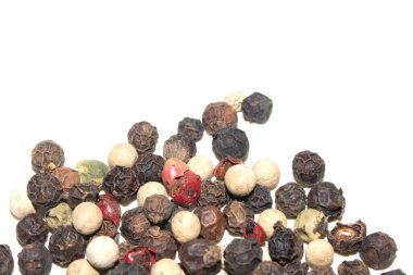 Beyaz arkaplanda karışık karabiberleri kapat