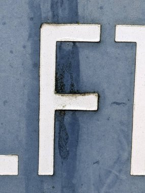 Sıkıntılı Tipografide Yazılan Sözcük F Harfi Bulundu