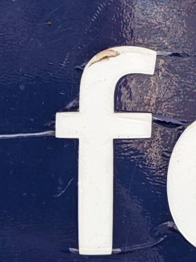 Sıkıntılı Tipografide Yazılan Sözcük F Harfi Bulundu