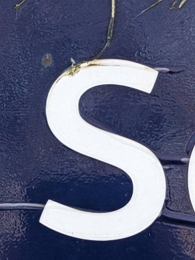 Sıkıntılı Durum Tipografisi ile Yazılan Sözcükler S Harfi Bulundu