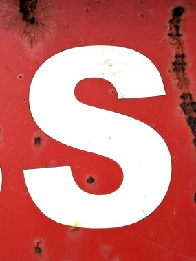 Sıkıntılı Durum Tipografisi ile Yazılan Sözcükler S Harfi Bulundu