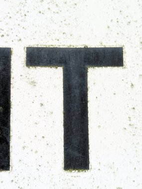 Sıkıntılı Durum Tipografisi ile Yazılan Kelimeler T Harfi Bulundu