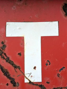 Sıkıntılı Durum Tipografisi ile Yazılan Kelimeler T Harfi Bulundu