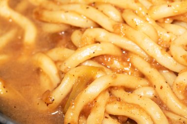Sos İçinde Baharatlı Udon Eriştesinin Yakın Çekimi