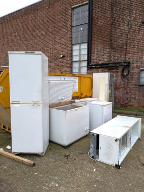 Kırık Dolaplar ve Dondurucu Beyaz Aletler Atık Çöp Deposunun yanına atılmış.