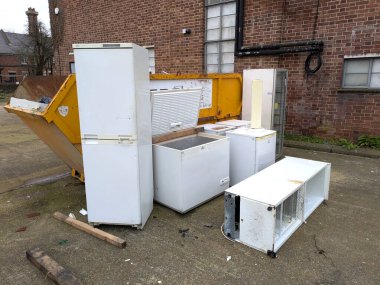 Kırık Dolaplar ve Dondurucu Beyaz Aletler Atık Çöp Deposunun yanına atılmış.