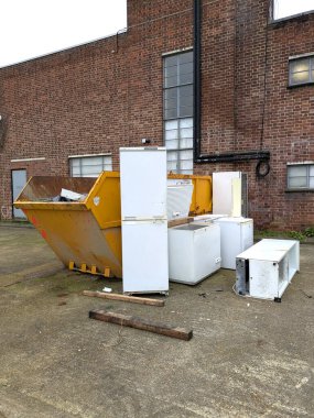 Kırık Dolaplar ve Dondurucu Beyaz Aletler Atık Çöp Deposunun yanına atılmış.