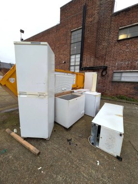 Kırık Dolaplar ve Dondurucu Beyaz Aletler Atık Çöp Deposunun yanına atılmış.
