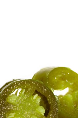 Beyaz bir arka planda doğranmış biberli biber biberi yakın çekim