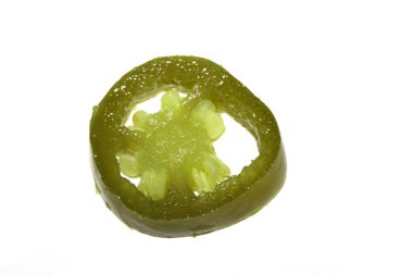 Beyaz bir arka planda doğranmış biberli biber biberi yakın çekim