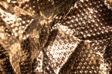 Endüstriyel folyo parlak arka plan perçin ve buruşuk altın çizgilerle