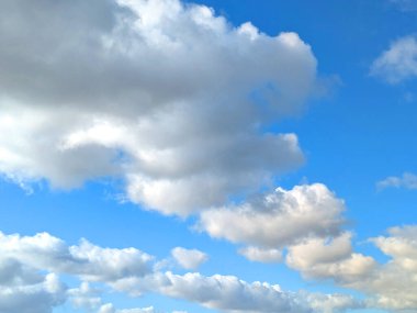 Sakin Mavi Gökteki Büyük Beyaz Bulutlar