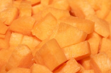 Doğranmış çiğ turuncu havucu ahşap doğrama tahtasına yakın tut.