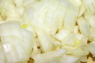 Doğranmış beyaz soğanı ahşap doğrama tahtasına yakın tut.